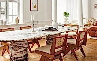 Beyaz desenli mermer yemek masası, silindirik mermer ayaklar, cam sarkıt avize